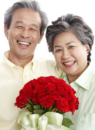<a  /></P><P><STRONG>4、食用大豆或其制品</STRONG></P><P>大豆不但蛋白質豐富，而且對老年婦女尤其重要的是其豐富的生物活性物質大豆異黃酮和大豆皂甙，不僅可以抑制體內脂質過氧化，減少骨丟失，增加冠狀動脈和腦血流量，還可以預防和調理心腦血管疾病和骨質疏松癥。在老年人的飲食原則中，大豆類及其制品相對容易取得，而且品種很多，可選擇性很大，也較容易消化吸收。因此，大豆及其制品是老年人最佳的選擇之一。</P><P><STRONG>5、適量食用動物性食品</STRONG></P><P>在老年人的飲食原則中，可以適量的食用禽肉、蛋類、瘦肉和魚類，因其脂肪含量較低，較易被人體消化吸收，尤其是魚類中的海魚，含有多種脂類，適合老年人的脂肪需要，同時也可以為老年人提供優質的蛋白質。</P><P><STRONG>6、多吃蔬菜、水果和薯類</STRONG></P><P>蔬菜是維生素C等幾種維生素的重要來源，盡量多攝食綠色及紅黃色的蔬菜，因為這類食物可以補充必要的微量營養素，如類胡蘿卜素、維生素C和各種礦物質。即便是這類食物在烹調中維生素會大量丟失，但還能保留相當多的膳食纖維，以及各種天然抗氧化物，對預防慢性病和維持腸道健康狀態是有利的。而且大量的膳食纖維可預防老年便秘。番茄加熱后的番茄紅素對老年男性常見的前列腺疾病有一定的防治作用。</P><P><STRONG>7、飲食清淡、少鹽</STRONG></P><P>在老年人的飲食原則中應選擇用油少的烹調方式，如蒸、煮、燉、焯等，以避免攝入過多的脂肪，從而導致肥胖和高血脂。少用各種含鈉高的醬料，避免過多的鈉攝入引起高血壓。</P> 
	
  
            </div>
            <nav class=