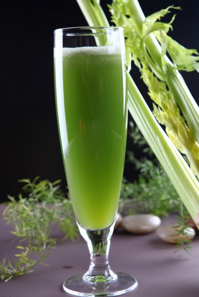 祛痘小妙招,養血生肌祛痘痘喝杯雪梨芹菜汁